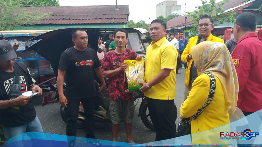 Aksi Sosial DPD Golkar Sibolga Bagikan 5 Kg Beras kepada Ratusan Pengemudi Becak